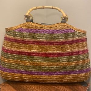 Perfect Spring and summer straw bag with snap closure.